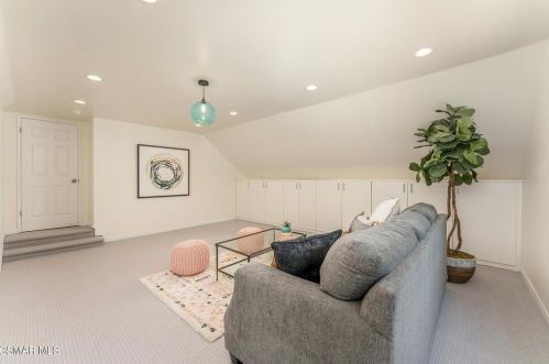 5226 Edgeware Dr, Calabasas CA  91301-2319 exterior