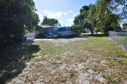 4010 Garden Ave, West Palm Beach FL  33405-2578 exterior