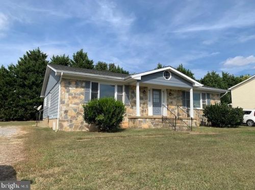 1805 Meadow Dr, Fredericksburg VA  22405-2723 exterior