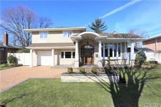 394 Woodbridge Ln, Muttontown, NY 11753-2631