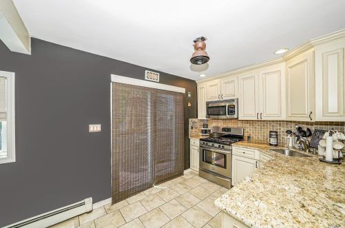 77 Lake St, North Lindenhurst NY  11757-5816 exterior