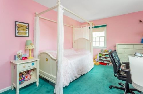 163 Barncroft Rd, Stamford CT 06902-1253 exterior