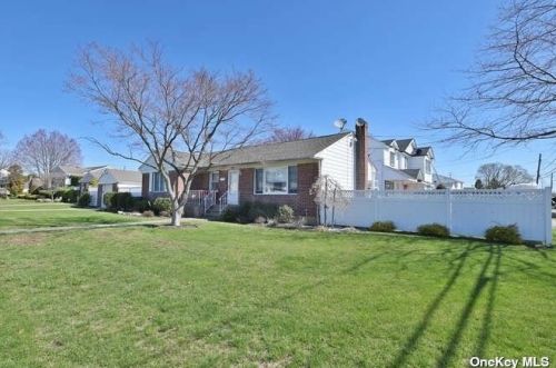 1 Kay Ave, Bethpage, NY 11714-5105