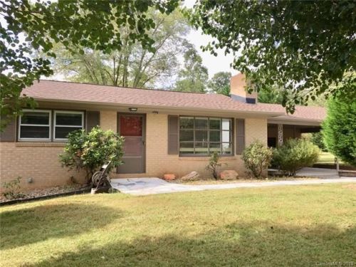 527 Carson Dr, Hendersonville, NC 28791-1523