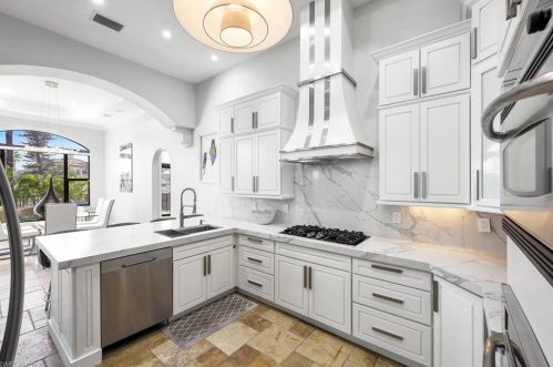 494 Seagull Ave, Naples, FL 34108-2150