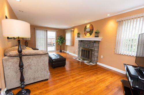 1402 Iroquois Dr, Pittsburgh, PA 15205-5204