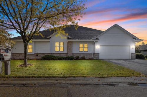 494 Sutherland Cir, Oconomowoc, WI 53066-2299