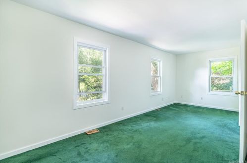 81 Wickham Dr, Warwick NY  10990-2126 exterior