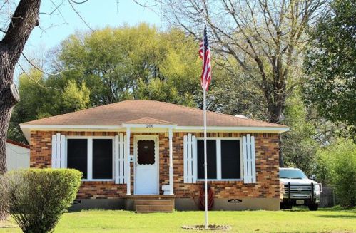 206 2nd St, Palestine, TX 75803-3908