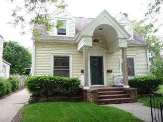 912 Westlawn Ave, Racine, WI 53405-2449
