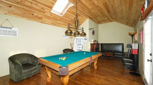 18 Drew Dr, Eastport NY  11941-1335 exterior