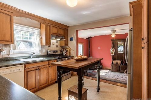 40 Mckinley St, Manchester CT 06040-4845 exterior