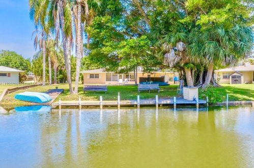 507 Dona Dr, Nokomis FL  34275-2613 exterior