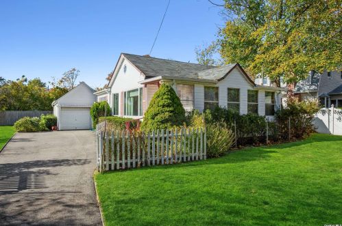 74 Edgar Ave, Brookhaven, NY 11719-9657