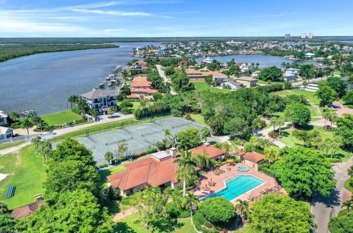 322 La Peninsula Blvd, Naples FL  34113-4037 exterior