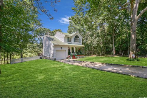 9 Pecorella Ct, South Setauket, NY 11720-4370