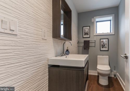 310 Fairmount Ave, Philadelphia PA  19123-2931 exterior