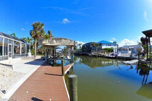 330 Madison Ct, Fort Myers Beach FL  33931-3642 exterior