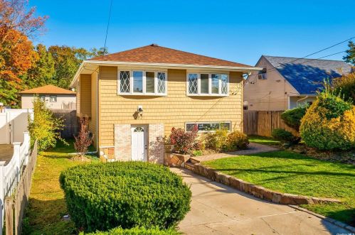 232 Rushmore St, Westbury, NY 11590-3823