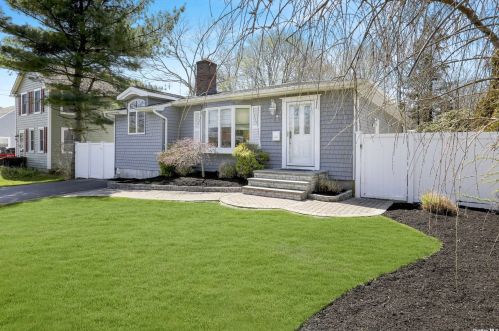 140 Division Ave, West Sayville, NY 11796-1303