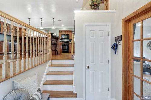 74 Walton Ave, Oakland, NJ 07436-2662