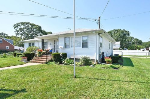 279 Lafayette St, Copiague, NY 11726-3607