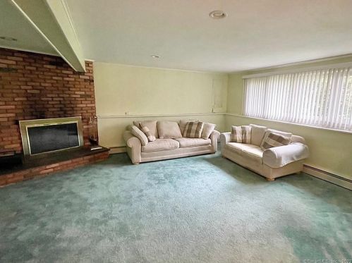 27 Wakeley St, Huntington CT 06484-4511 exterior