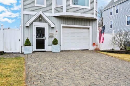 19 Rock St, Milford, CT 06460-7914