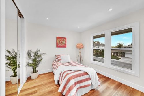 10071 Cliff Dr, Huntington Beach CA  92646-6604 exterior