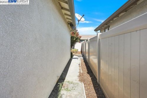 1549 Maple Valley St, Manteca CA 95336-5127 exterior