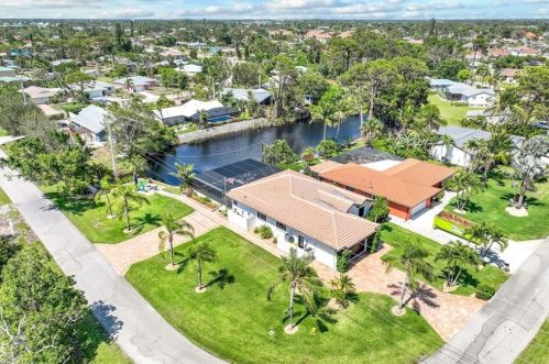 999 Valley Dr, Bonita Springs FL  34134-7438 exterior