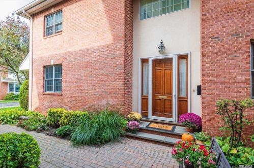 27 Portico Pl, Great Neck, NY 11021-2022
