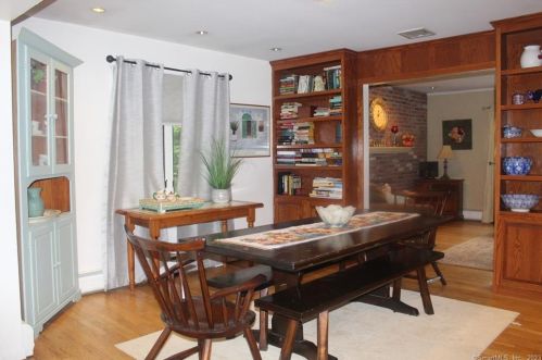 84 Columbine Dr, Bridgeport CT  06611-4601 exterior