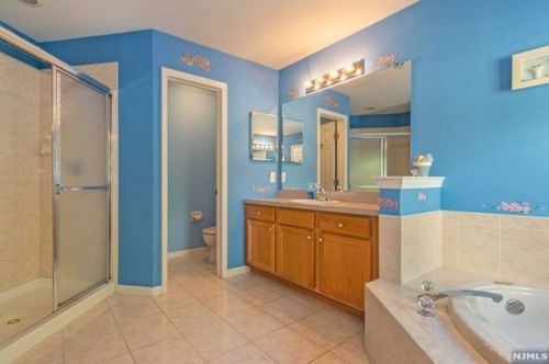 11 Rolling Vw Dr, West Paterson NJ  07424-2639 exterior