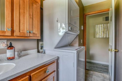 1 Kathy St, South Kingstown RI  02882-5040 exterior