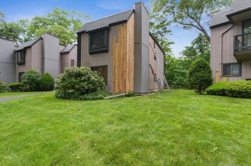 31 Coach Dr, Southington, CT 06489-3441