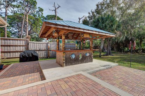 519 Laurel Rd, Nokomis FL  34275-5243 exterior