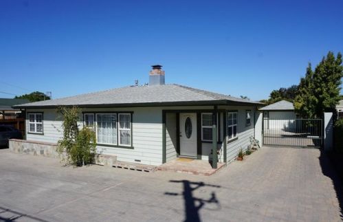 1180 Sunnyslope Rd, Hollister, CA 95023-5807