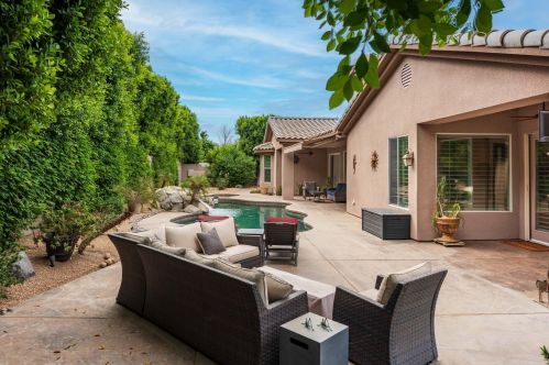 8 King Edward Ct, Rancho Mirage CA  92270-1621 exterior