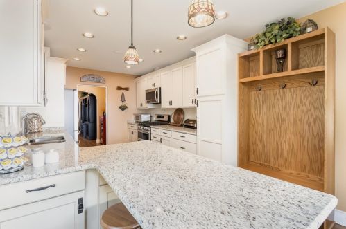 560 Woodlawn Dr, Valpo IN  46385-3347 exterior