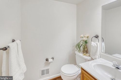 13931 Ruler Ct, Woodbridge VA  22193-3733 exterior