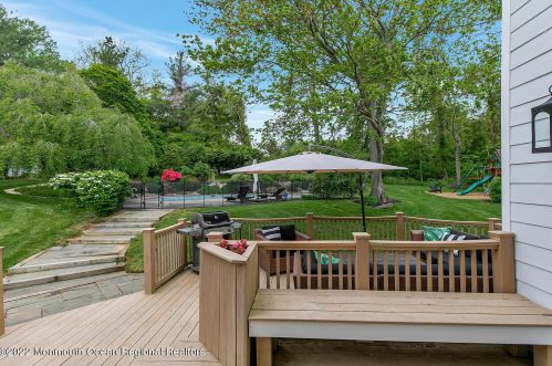 4 Constitution Dr, Leonardo NJ  07737-1808 exterior