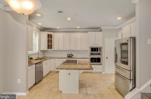 6733 Sutton Oaks Way, Gainesville VA  20155-1489 exterior