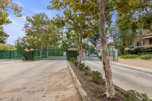 525 Bannister Way, Simi Valley CA  93065-7329 exterior