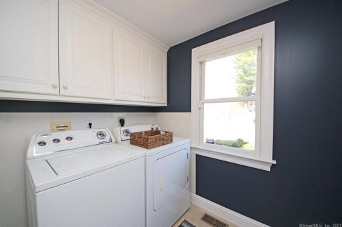 26 Oak Knoll Rd, Ridgefield CT  06877-4334 exterior