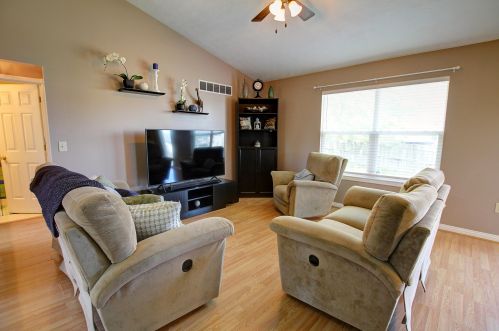 1708 Stewart Dr, Florence, KY 41042-4224
