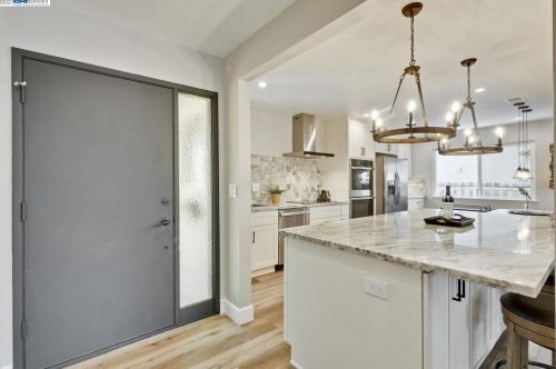 6570 Inglewood Dr, Pleasanton CA  94588-3825 exterior