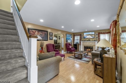 208 6th Ave, Roselle, NJ 07203-1128