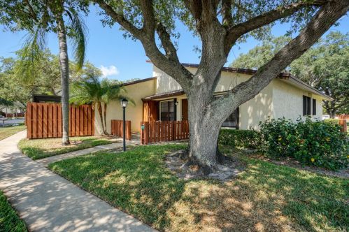 8197 Villa Way, Hobe Sound, FL 33455-2040