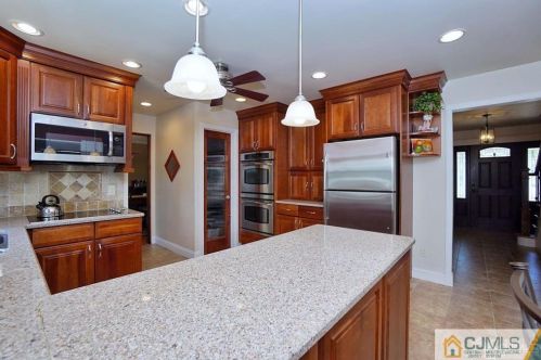 18 Hamilton Dr, East Brunswick NJ  08816-2709 exterior